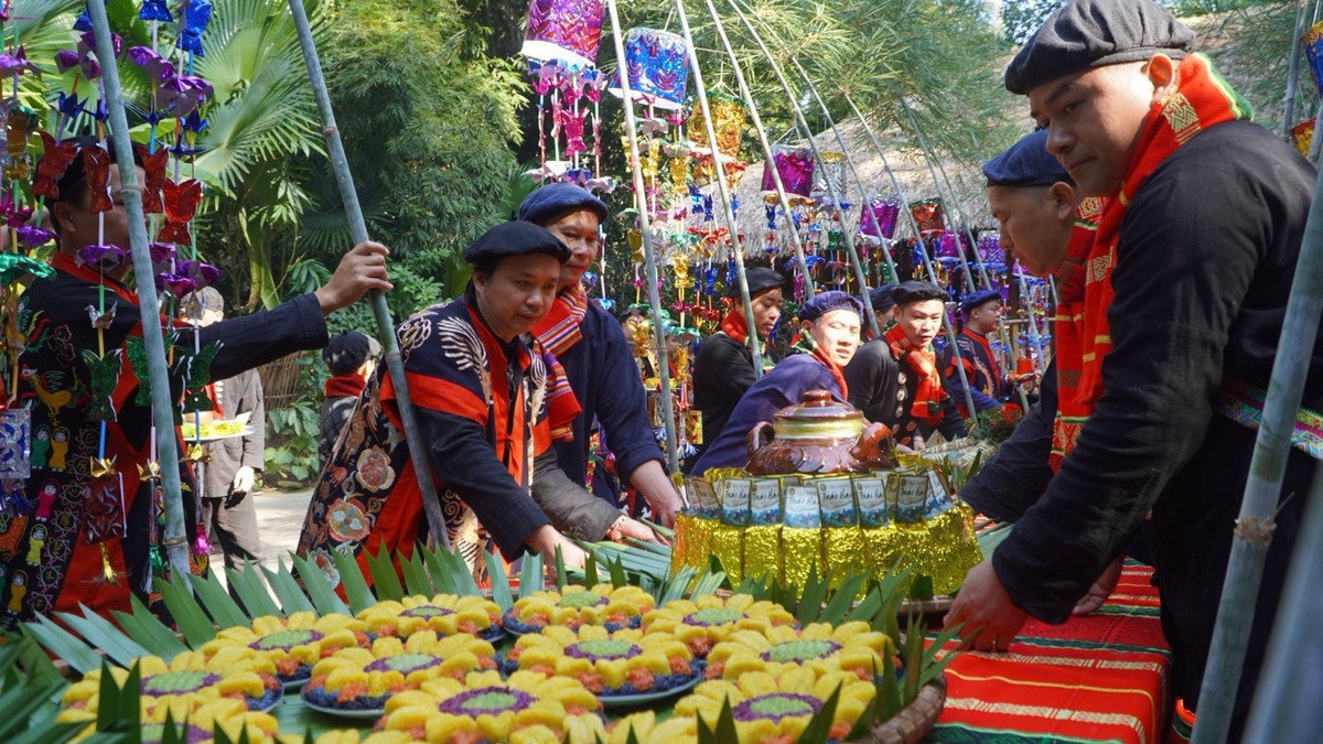 Ngôi làng hiện có hơn 30 ngôi nhà sàn cổ, là nơi sinh sống của trên 200 cư dân, phần lớn là đồng bào dân tộc Tày. Những nếp nhà lợp mái lá, sàn gỗ mộc mạc nép mình dưới tán cây tạo nên bức tranh làng quê yên bình, nơi con người sống thuận theo tự nhiên, gìn giữ lối sinh hoạt truyền thống qua nhiều thế hệ.