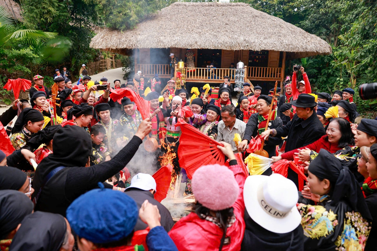 Giữa những ngày giáp Tết, khi phố thị hối hả trong guồng quay mua sắm và sum vầy, làng Thái Hải ở Thái Nguyên lại mang một nhịp điệu rất khác – chậm rãi, ấm áp và thấm đẫm tinh thần cộng đồng. Không pháo hoa rực rỡ, không ồn ào náo nhiệt, Tết ở đây được cảm nhận qua mùi khói bếp vương trên mái nhà sàn, qua tiếng đàn tính vang lên giữa núi rừng và những bữa cơm quây quần chan chứa nghĩa tình.