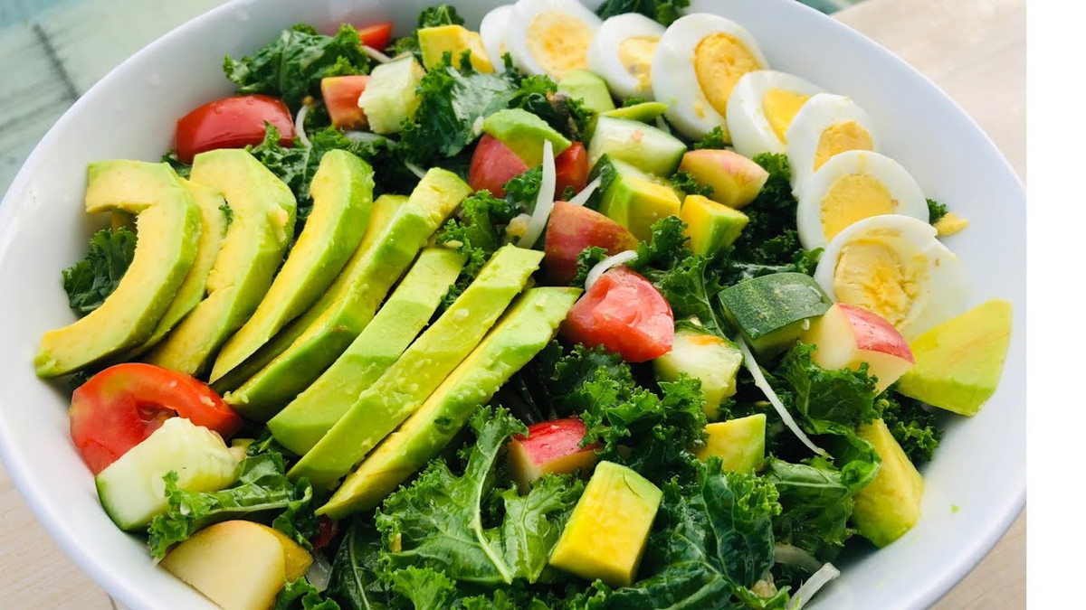 Rau cải xoăn có thể nấu canh, xào nhẹ hoặc dùng trong salad, sinh tố để giữ được tối đa dưỡng chất. Ảnh minh họa