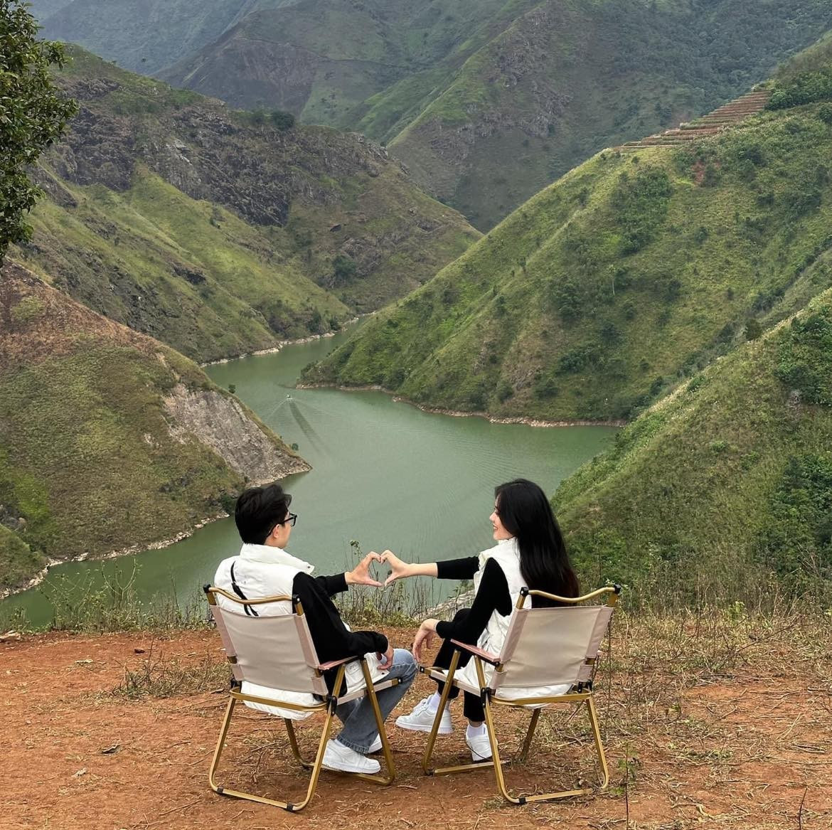 Tà Xùa (xã Tà Xùa Sơn La) những năm gần đây trở thành điểm đến nổi bật của du khách yêu thiên nhiên, đặc biệt trong mùa đông khi biển mây dày đặc bao phủ toàn bộ thung lũng. Với khoảng cách chỉ khoảng 200 km từ Hà Nội, nơi đây phù hợp cho chuyến đi ngắn ngày, kết hợp nghỉ dưỡng và trải nghiệm không khí trong lành vùng núi cao.