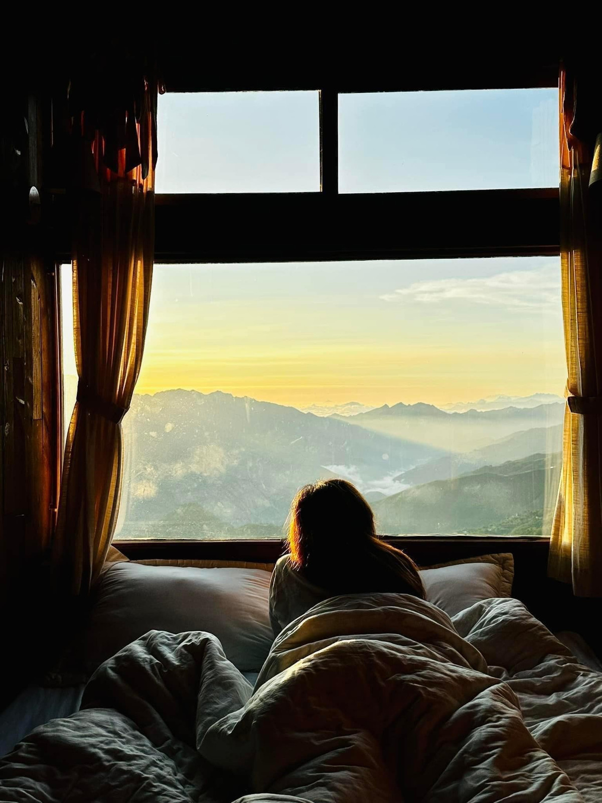 Với chuyến đi 2N1Đ, nhiều nhóm khách lựa chọn xuất phát từ Hà Nội lúc 5h sáng để kịp dừng chân tại đồi chè Long Cốc (Phú Thọ) vào khoảng 8h. Đây là điểm ngắm bình minh nổi tiếng của vùng trung du, nơi những đồi chè hình múi cam nổi bật trên lớp sương mờ tạo nên cảnh quan hút mắt. Sau khi nghỉ ngơi và chụp ảnh tại Long Cốc, du khách tiếp tục hành trình lên Tà Xùa, thường đến nơi vào buổi trưa, kịp nhận phòng và dùng bữa tại homestay.