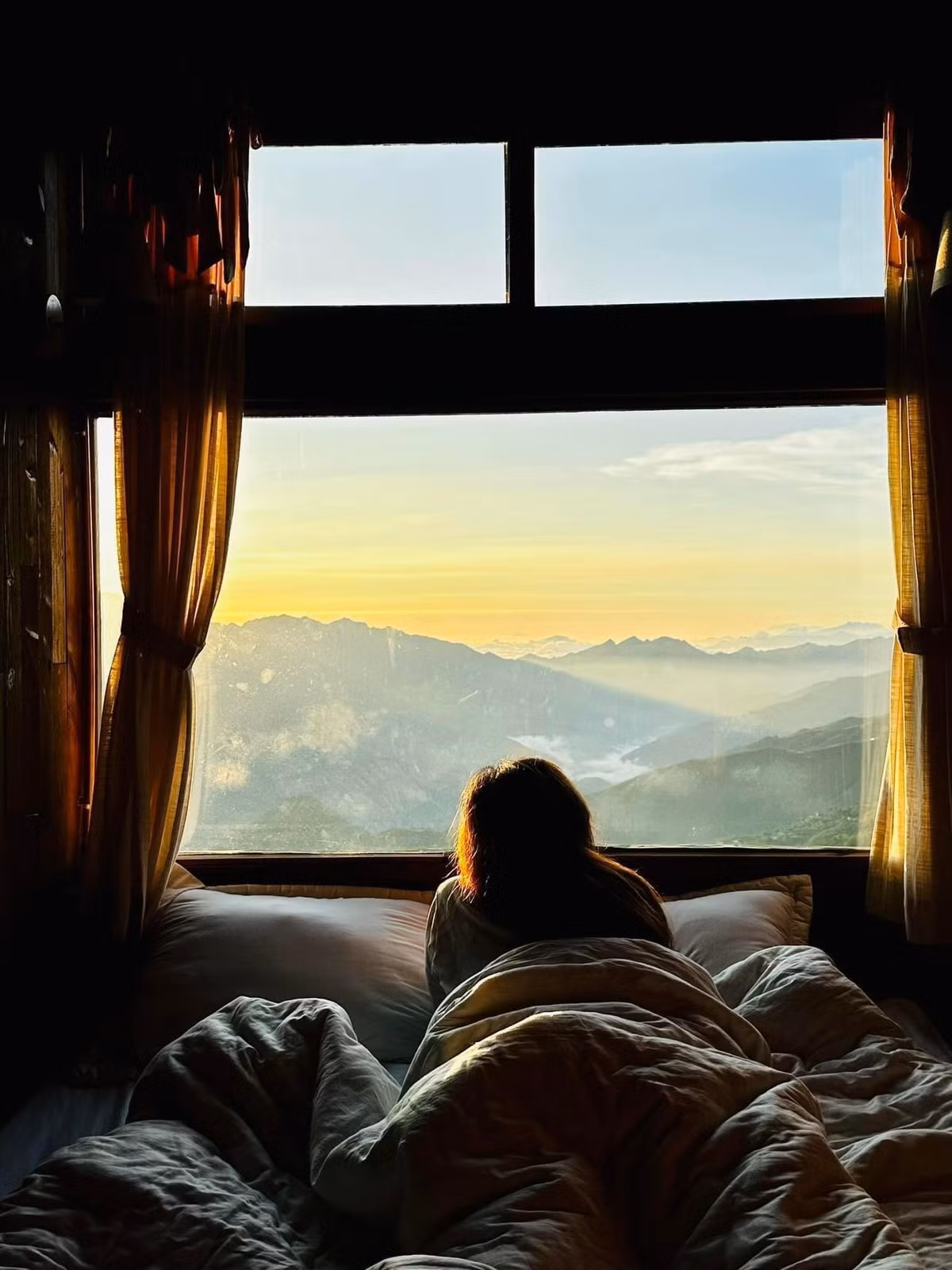 Với chuyến đi 2N1Đ, nhiều nhóm khách lựa chọn xuất phát từ Hà Nội lúc 5h sáng để kịp dừng chân tại đồi chè Long Cốc (Phú Thọ) vào khoảng 8h. Đây là điểm ngắm bình minh nổi tiếng của vùng trung du, nơi những đồi chè hình múi cam nổi bật trên lớp sương mờ tạo nên cảnh quan hút mắt. Sau khi nghỉ ngơi và chụp ảnh tại Long Cốc, du khách tiếp tục hành trình lên Tà Xùa, thường đến nơi vào buổi trưa, kịp nhận phòng và dùng bữa tại homestay.