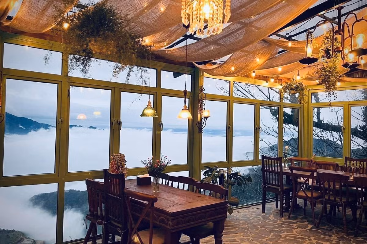 Sáng hôm sau, du khách thường đón bình minh ngay tại khu lưu trú vì mùa đông là thời điểm biển mây xuất hiện sớm và dày đặc. Chỉ cần mở cửa phòng hoặc bước ra ban công, cảnh quan thung lũng trắng xóa như được phủ một lớp bông khổng lồ đã đủ mang lại trải nghiệm đáng nhớ.