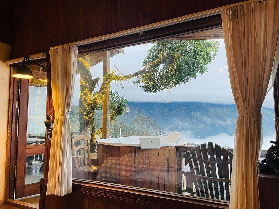 Khu vực lưu trú được ưa chuộng nhất tại Tà Xùa là Đỉnh Gió – nơi có vị trí cao, dễ săn mây và sở hữu tầm nhìn rộng hướng xuống thung lũng. Nhiều homestay xây dựng theo phong cách cabin gỗ, dùng cửa kính toàn cảnh để du khách có thể ngắm mây ngay khi mở cửa phòng. Không gian nhà hàng và quầy bar nhỏ tại các khu lưu trú cũng mang lại trải nghiệm thư giãn cho du khách vào buổi tối.