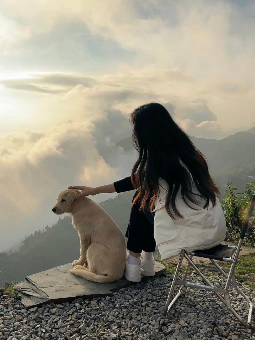 Đến cuối giờ chiều, Đỉnh Gió trở thành lựa chọn phù hợp để ngắm hoàng hôn và thưởng thức cà phê giữa không gian se lạnh của mùa đông; đây cũng là một trong những vị trí có khả năng săn mây cao vào cuối ngày.