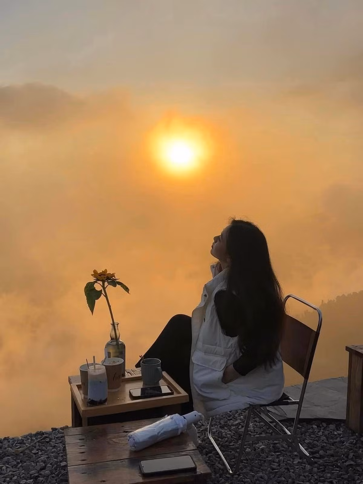 Thời gian di chuyển trung bình 5–6 giờ, đường đẹp nhưng nhiều đoạn đèo dốc, vì vậy du khách chưa quen chạy xe đường núi được khuyến cáo nên chọn ô tô hoặc xe limousine đưa đón tận nơi do các homestay liên kết. Việc di chuyển bằng xe máy vẫn rất phổ biến, song cần đi theo nhóm, thay phiên nhau lái và mang trang phục giữ ấm đầy đủ.