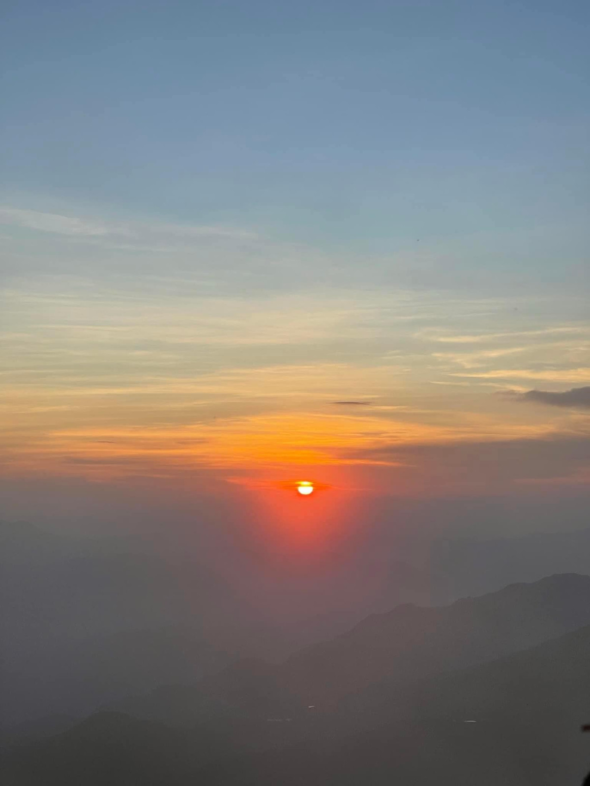 Sau 7h, nhiều nhóm tiếp tục di chuyển đến sống lưng khủng long – điểm săn mây nổi tiếng nhất Tà Xùa. Đường vào khá khó đi, đòi hỏi tay lái vững; du khách có thể thuê xe ôm bản địa để đảm bảo an toàn khi chinh phục đoạn đường này. Nếu điều kiện thời tiết không thuận lợi, sống lưng vẫn là nơi cho tầm nhìn xa và cảm nhận trọn vẹn vẻ đẹp hoang sơ của núi rừng.