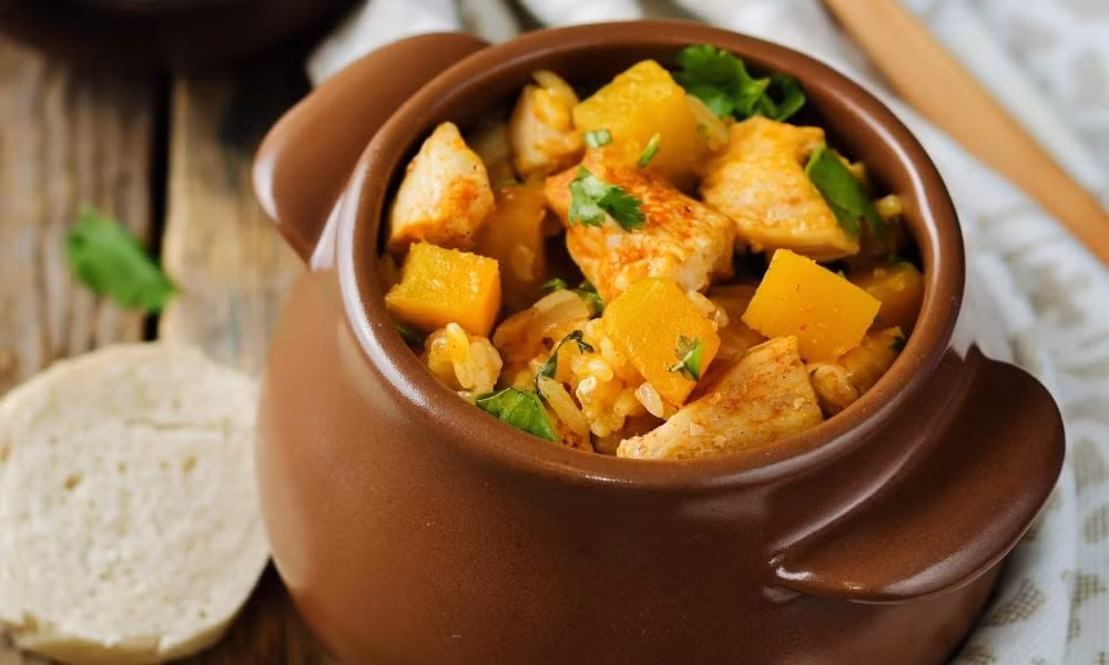 Canh bí đỏ hầm gừng là lựa chọn tuyệt vời để giảm mỡ bụng. Bí đỏ ít calo nhưng giàu chất xơ, giúp hạn chế tích tụ mỡ. Ảnh minh họa