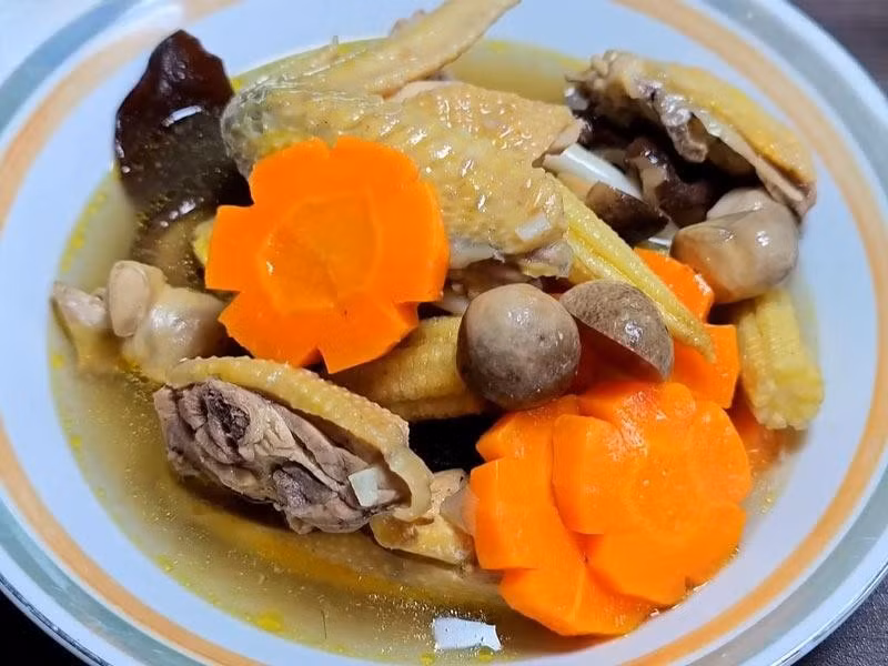 Nấm bổ sung vitamin D và beta-glucan – loại chất xơ hòa tan có lợi cho tiêu hóa và hệ vi sinh đường ruột, giúp cơ thể hấp thu dinh dưỡng tốt hơn mà vẫn hỗ trợ giảm cân. Món canh này vừa thơm ngon, vừa cung cấp năng lượng cần thiết cho buổi tối mà không lo dư thừa calo. Ảnh minh họa