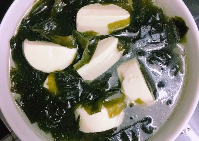 Canh rong biển nấu đậu phụ là món cuối cùng trong danh sách, thích hợp cho những ai muốn duy trì cảm giác no lâu mà vẫn kiểm soát cân nặng. Rong biển giàu i-ốt, hỗ trợ chức năng tuyến giáp và tăng cường trao đổi chất. Ảnh minh họa