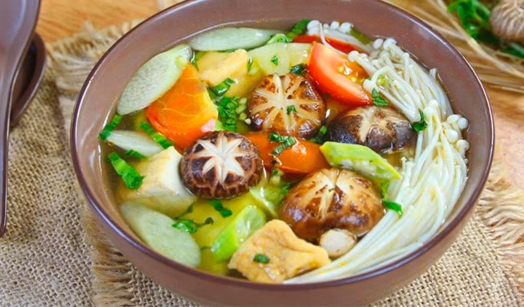 Ngoài ra, vitamin, khoáng chất và các chất chống oxy hóa như beta-carotene, polyphenol còn hỗ trợ quá trình trao đổi chất, giảm viêm và ngăn ngừa mỡ nội tạng tích tụ, mang lại lợi ích kép cho sức khỏe và kiểm soát cân nặng. Ảnh minh họa