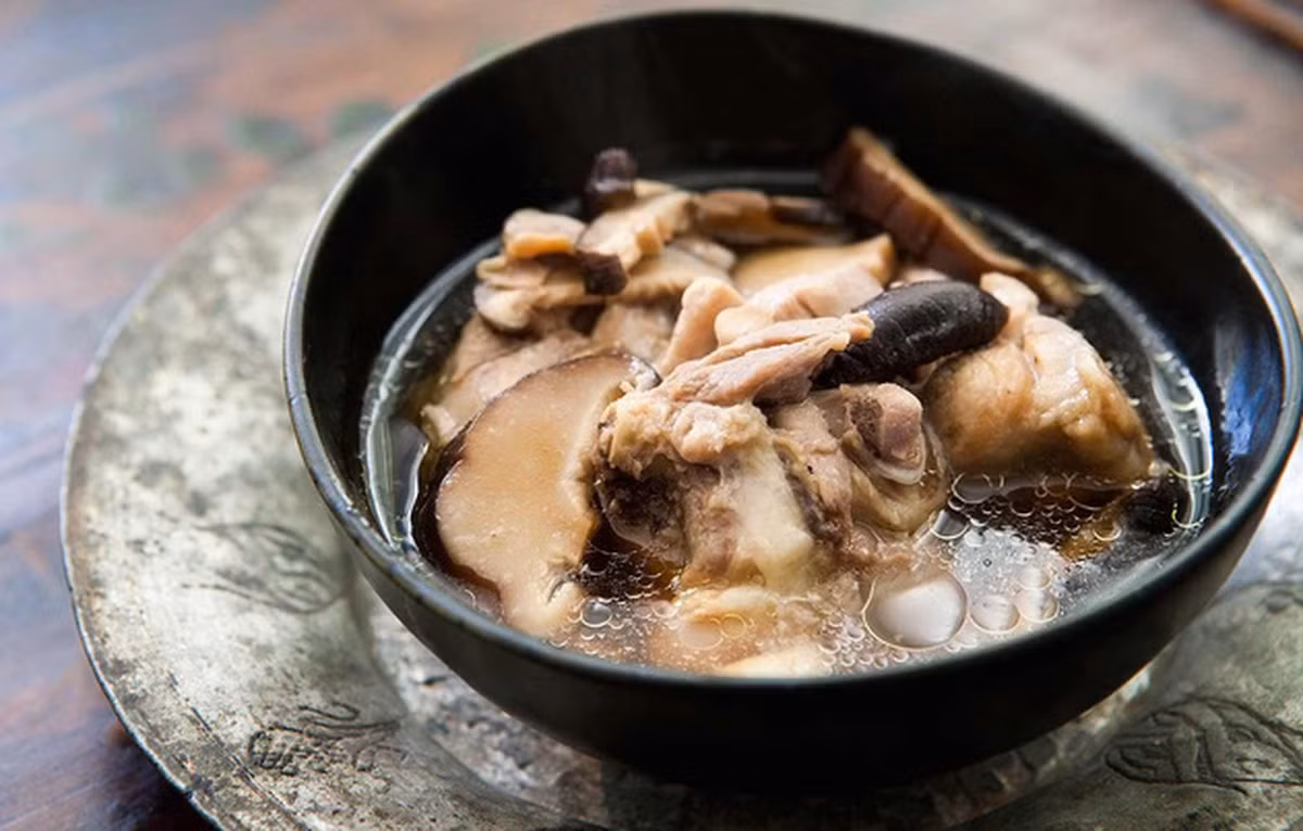 Canh gà nấu nấm cũng là món ăn lý tưởng cho bữa tối giảm cân. Thịt gà, đặc biệt là phần ức, giàu protein nhưng ít chất béo, giúp tăng cảm giác no và hạn chế thèm ăn. Ảnh minh họa