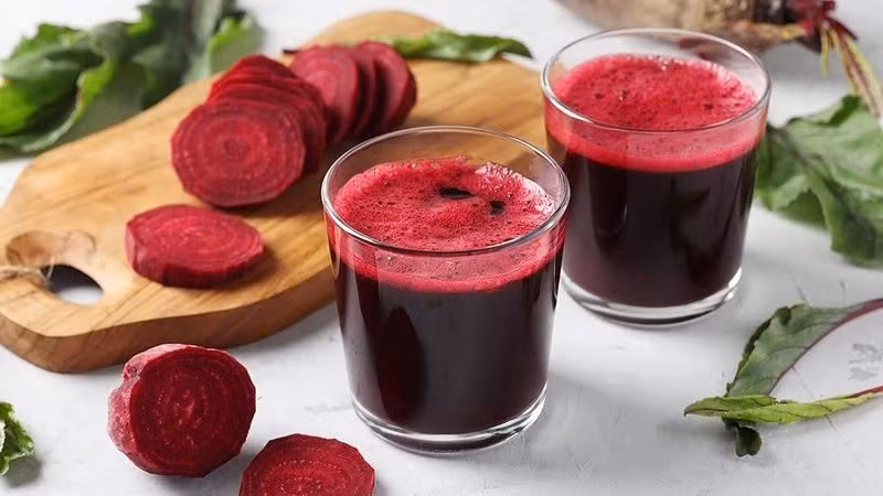 Một loại đồ uống khác rất tốt cho tuần hoàn là nước ép củ cải đường. Củ cải đường giàu nitrat, khi vào cơ thể chuyển hóa thành oxit nitric, giúp giãn mạch và thúc đẩy lưu thông máu. Nước ép này còn hỗ trợ ổn định huyết áp, có thể kết hợp cùng táo hoặc cà rốt để tăng hương vị và bổ sung dưỡng chất. Ảnh minh họa