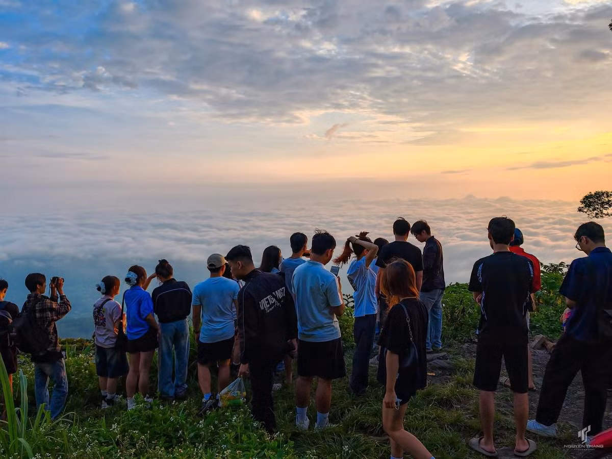 Đặc biệt, Ba Vì còn nổi tiếng với các món chè kho, chè đậu đen, các loại bánh dân gian, giúp du khách có những giây phút thư giãn tuyệt vời khi thưởng thức trong không gian thiên nhiên thanh bình.