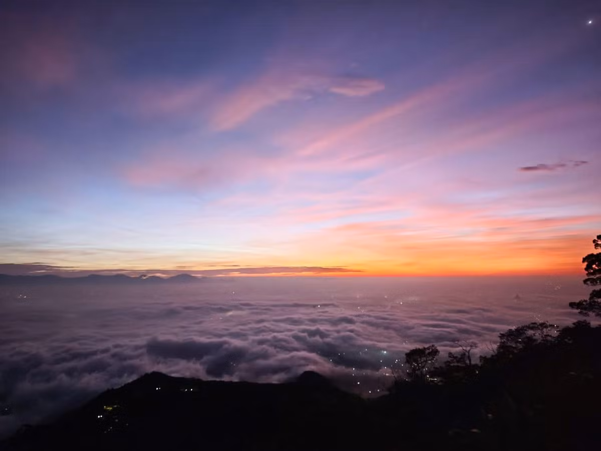 Không chỉ vậy, Ba Vì còn nổi tiếng với các khu du lịch sinh thái, nơi du khách có thể tham gia các hoạt động dã ngoại, picnic, leo núi hay cắm trại qua đêm. Những trải nghiệm này sẽ giúp du khách có cơ hội hòa mình vào không gian thiên nhiên tuyệt vời và quên đi những lo toan của cuộc sống thường nhật. Ảnh Vinh Trong