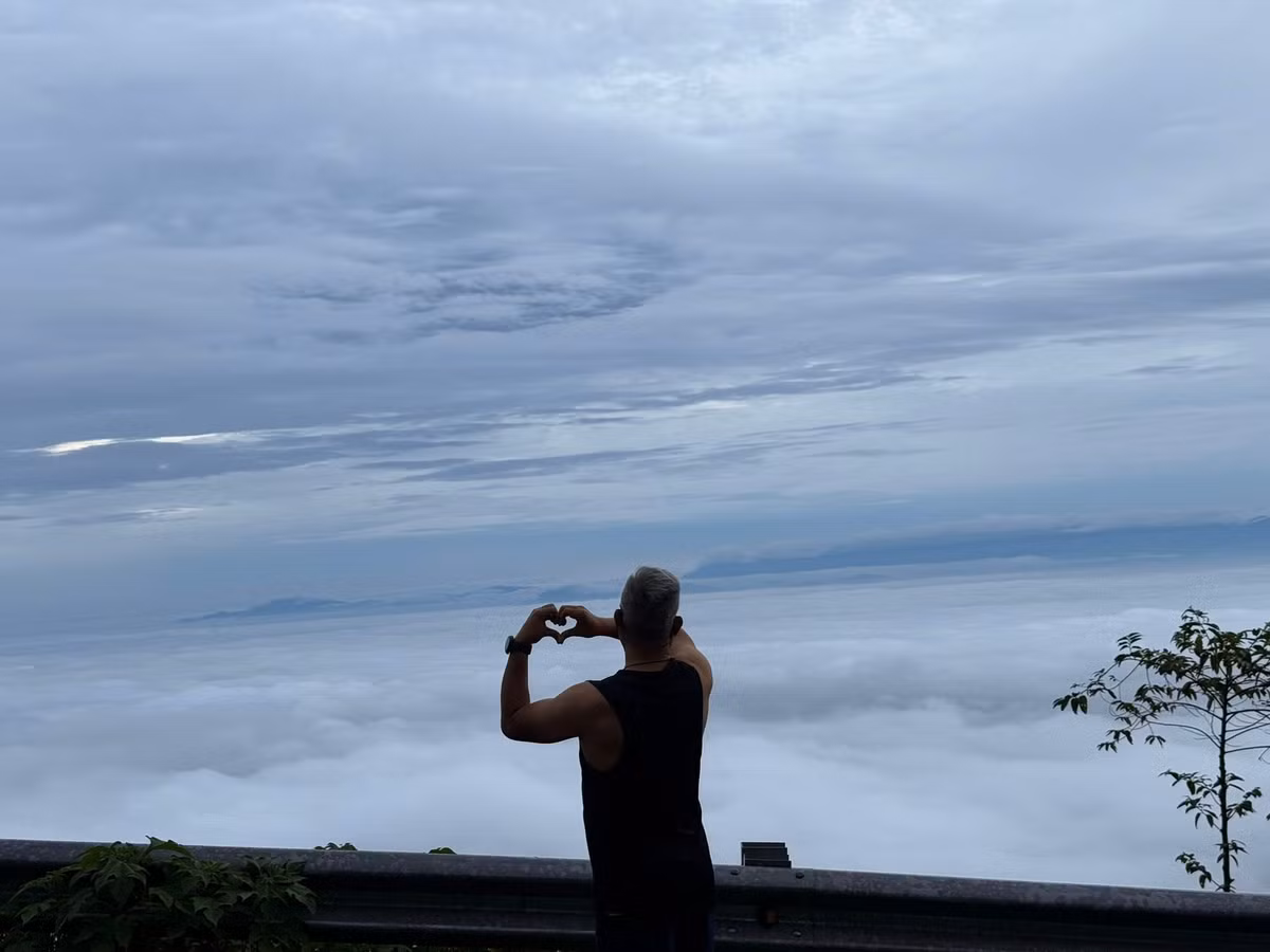 Để thuận tiện cho du khách, nhiều công ty du lịch đã thiết kế các tour tham quan Ba Vì vào mùa hè. Những tour này sẽ đưa du khách tới các điểm săn mây nổi tiếng, giúp du khách không phải lo lắng về lịch trình hay phương tiện di chuyển. Ảnh Huy Hoang