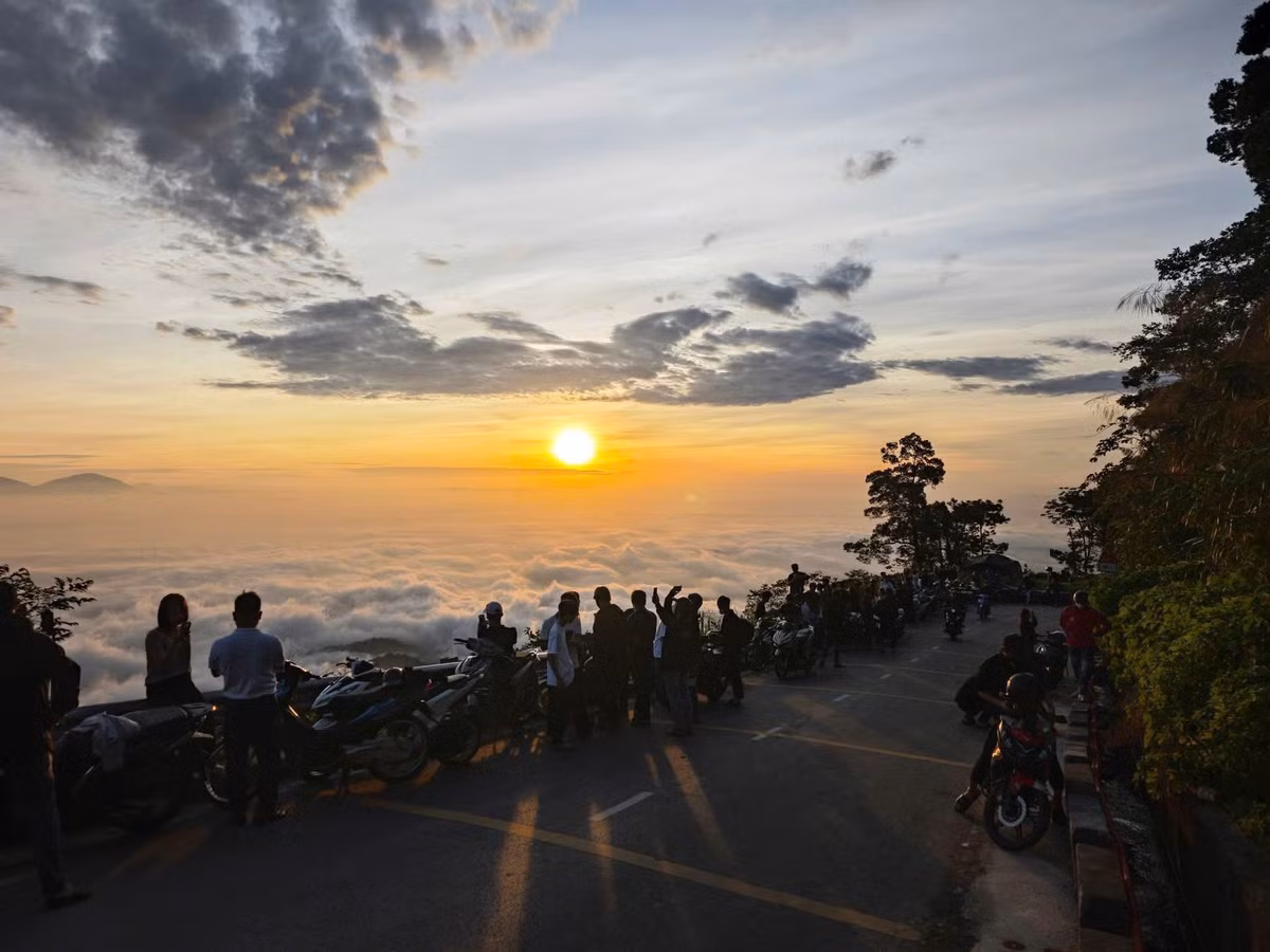 Ngoài cảnh sắc thiên nhiên, Ba Vì còn thu hút du khách bởi ẩm thực phong phú. Những món ăn đặc sản như cơm lam, thịt nướng, gà đồi hay các món ăn dân dã từ rau rừng, cá suối sẽ mang đến cho du khách một trải nghiệm ẩm thực độc đáo, đậm đà bản sắc địa phương.