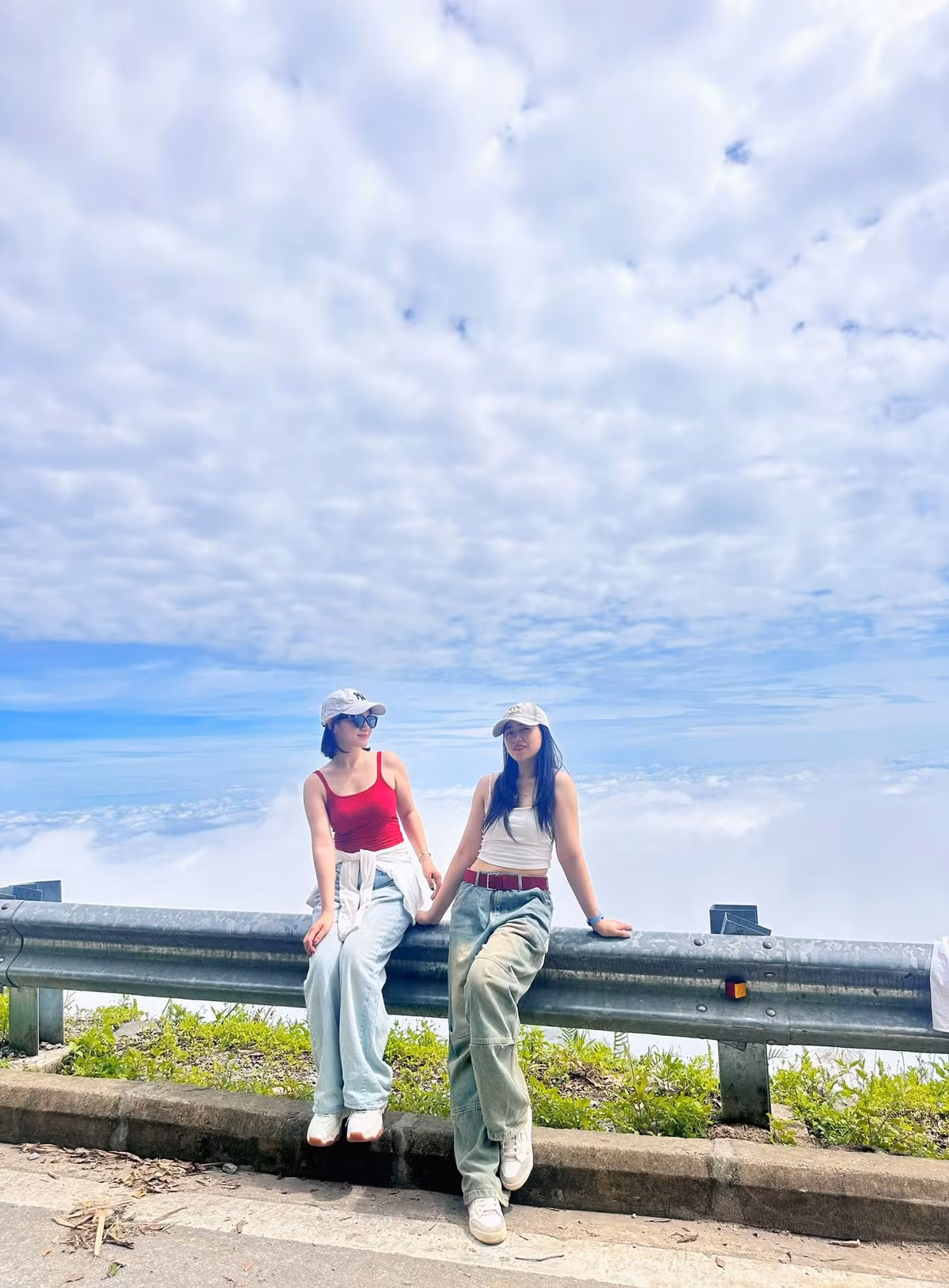 Các tour Ba Vì 1 ngày hay 2 ngày 1 đêm không chỉ đưa du khách đến những địa danh nổi bật như đỉnh Vua, thác Ba Vì, vườn quốc gia Ba Vì, mà còn giúp khám phá các làng nghề truyền thống độc đáo của vùng đất này. Chẳng hạn, Tour Ba Vì 1 ngày của Vietravel mang đến cơ hội khám phá vườn quốc gia Ba Vì, ngắm mây bồng bềnh tại đỉnh Vua, và thưởng thức những món ăn đặc sản mang đậm hương vị địa phương. Ảnh An Nguyên