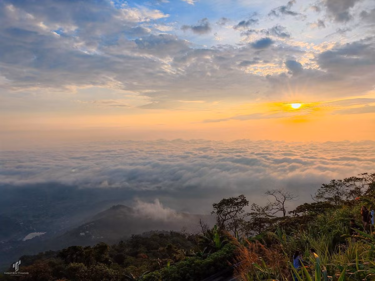 Với những tay máy chuyên nghiệp hay những người đam mê nhiếp ảnh, Ba Vì trở thành một trong những điểm săn mây được yêu thích nhất. Ảnh Chiến Thắng