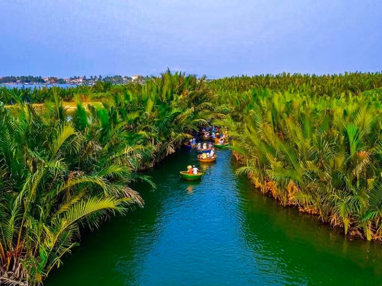 Trong khi đó, miền Tây sông nước lại mang đến sự bình dị qua những phiên chợ nổi, vườn trái cây trĩu quả và sự hiếu khách của người dân. Điểm cộng đặc biệt là du khách có thể linh hoạt chọn cách di chuyển: đi tàu hỏa xuyên Việt để ngắm cảnh, hoặc phượt xe máy qua từng cung đường để tận hưởng trọn vẹn nhịp sống địa phương. Ảnh Motogo