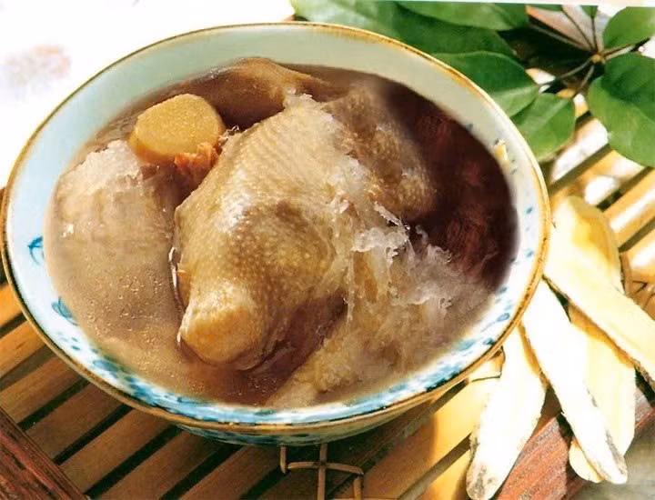 Không phải ngẫu nhiên thịt chim bồ câu thường xuất hiện trong thực đơn bồi bổ sức khỏe của nhiều gia đình. Từ y học cổ truyền đến nghiên cứu dinh dưỡng hiện đại, loại thịt này đều được đánh giá cao nhờ giá trị dinh dưỡng vượt trội, đặc biệt phù hợp với người cần phục hồi thể trạng và tăng cường hoạt động trí não. Ảnh minh họa