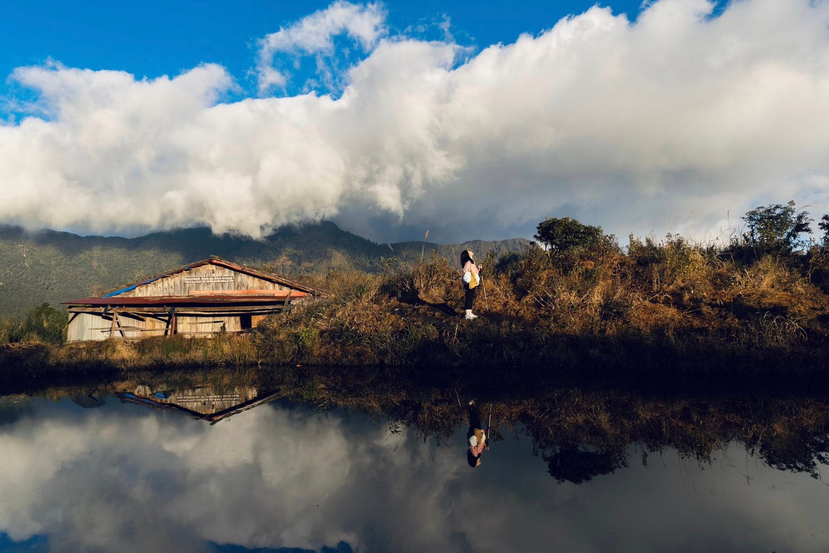 Nếu đúng lịch trình, khoảng 17–18 giờ, du khách sẽ đến lán nghỉ. Ky Quan San hiện có ba khu lán: hai lán dưới và một lán trên núi Muối. Lán trên sở hữu cảnh quan đẹp nhất, với hồ nước nhỏ phản chiếu mây trời, xích đu, ghế gỗ check-in và đỉnh chóp để chụp ảnh. Nếu đến muộn, trải nghiệm ở lán dưới cũng đủ để tận hưởng không gian núi rừng Tây Bắc.