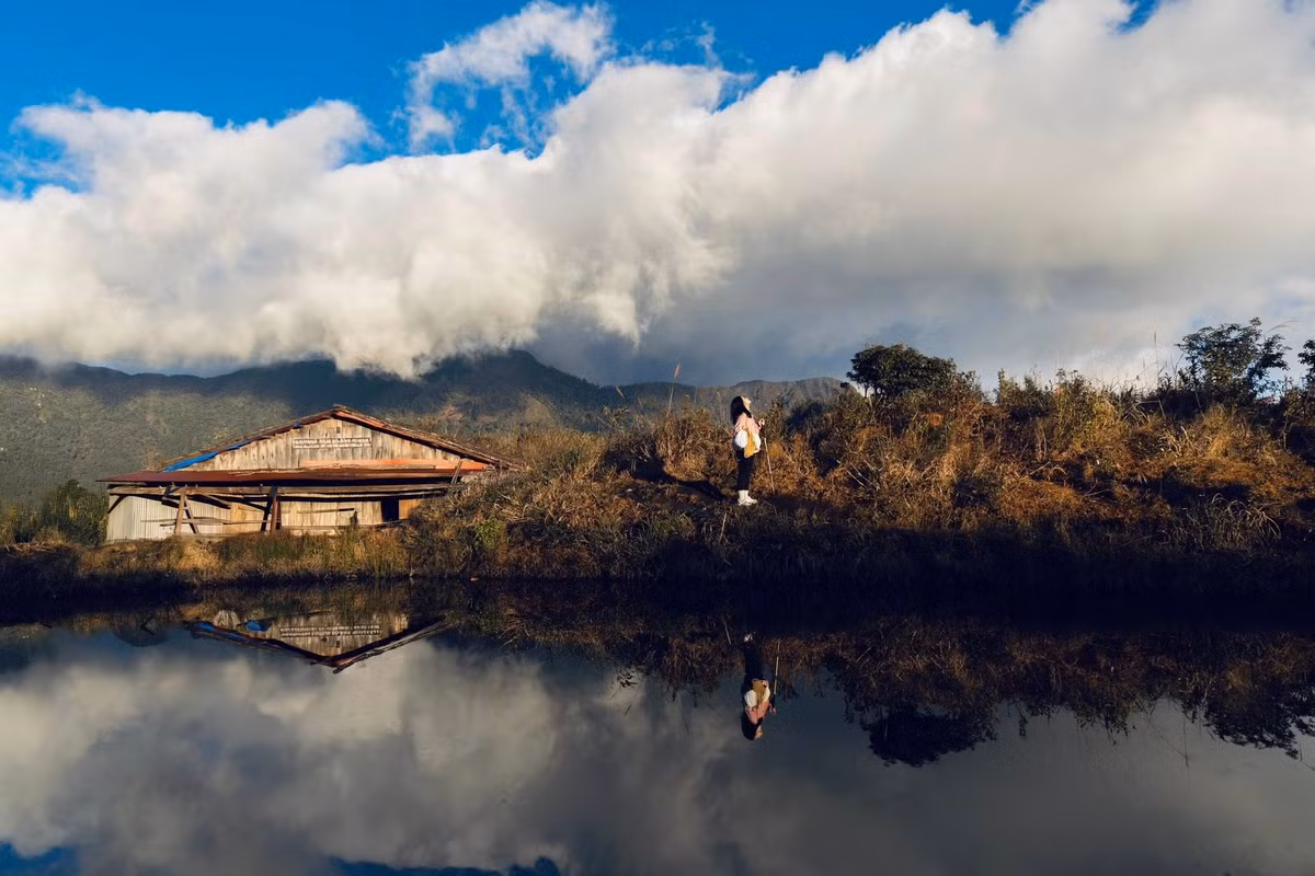 Nếu đúng lịch trình, khoảng 17–18 giờ, du khách sẽ đến lán nghỉ. Ky Quan San hiện có ba khu lán: hai lán dưới và một lán trên núi Muối. Lán trên sở hữu cảnh quan đẹp nhất, với hồ nước nhỏ phản chiếu mây trời, xích đu, ghế gỗ check-in và đỉnh chóp để chụp ảnh. Nếu đến muộn, trải nghiệm ở lán dưới cũng đủ để tận hưởng không gian núi rừng Tây Bắc.