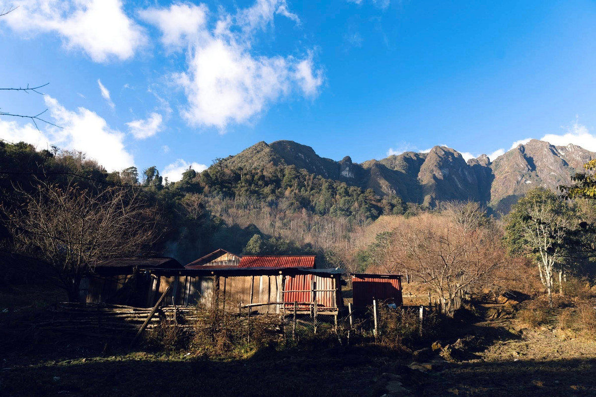 Ky Quan San nổi tiếng không chỉ vì cảnh quan hùng vĩ mà còn vì độ khó thử thách. Núi có hai hướng leo chính: hướng Lào Cai (Sàng Ma Sáo) và hướng Lai Châu (Sin Suối Hồ). Hướng Lào Cai phổ biến hơn và cũng là lựa chọn của đa số du khách. Chinh phục đỉnh cao 3.046 m đòi hỏi ít nhất 2–3 ngày, mỗi ngày trekking 7–8 giờ, đi qua khoảng 30 km đường rừng, đồi núi và bậc thềm đá cheo leo. Đây là thử thách không dành cho người sợ độ cao nhưng lại là trải nghiệm lý tưởng để vượt giới hạn bản thân.