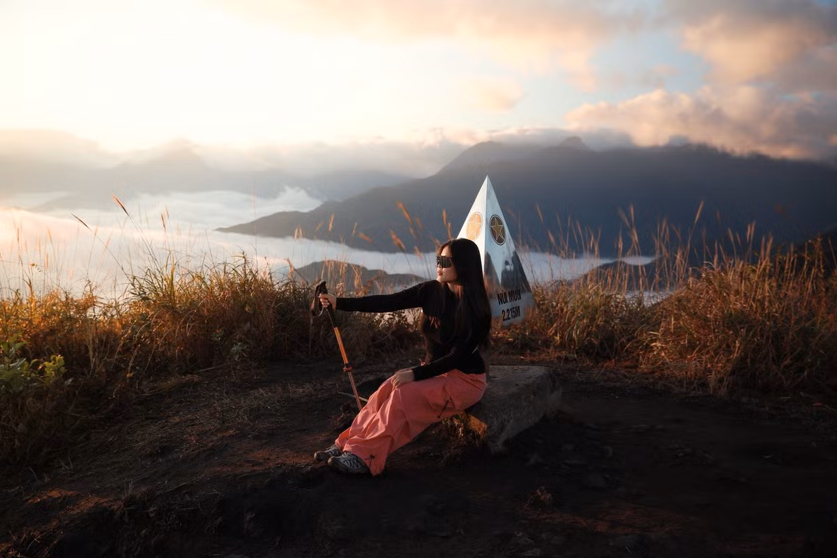 Ky Quan San, hay còn gọi là Bạch Mộc Lương Tử, cao 3.046 m so với mực nước biển, là một trong bốn đỉnh núi cao nhất Việt Nam, tọa lạc giữa ranh giới Lai Châu và Lào Cai. Nơi đây sở hữu vẻ đẹp hoang sơ đặc trưng của vùng núi Tây Bắc, những biển mây bồng bềnh và cung đường trekking thử thách, thu hút những đôi chân ưa khám phá.