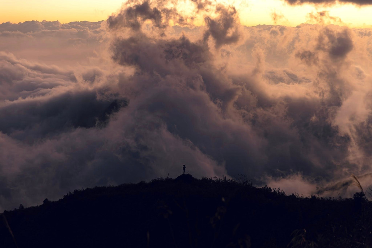 Du khách có thể ăn trưa tại đỉnh, sau đó di chuyển trở lại lán. Nếu trời quang, việc trở lại lán trước 17 giờ giúp du khách tiếp tục ngắm hoàng hôn trên núi Muối và nghỉ ngơi sau một ngày dài chinh phục thành công. Ngày cuối, du khách có thể ngủ nướng đến 8 giờ, ăn sáng, thu dọn đồ và bắt đầu xuống núi lúc 9 giờ. Trên đường về, nghỉ trưa khoảng 11:30–12:00, sau đó tiếp tục theo đường cũ và kết thúc hành trình lúc 15 giờ tại chân núi.