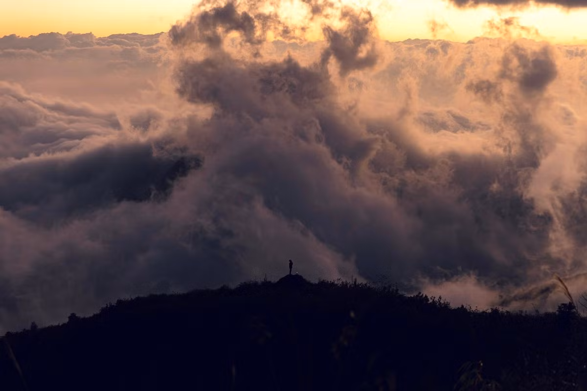 Du khách có thể ăn trưa tại đỉnh, sau đó di chuyển trở lại lán. Nếu trời quang, việc trở lại lán trước 17 giờ giúp du khách tiếp tục ngắm hoàng hôn trên núi Muối và nghỉ ngơi sau một ngày dài chinh phục thành công. Ngày cuối, du khách có thể ngủ nướng đến 8 giờ, ăn sáng, thu dọn đồ và bắt đầu xuống núi lúc 9 giờ. Trên đường về, nghỉ trưa khoảng 11:30–12:00, sau đó tiếp tục theo đường cũ và kết thúc hành trình lúc 15 giờ tại chân núi.