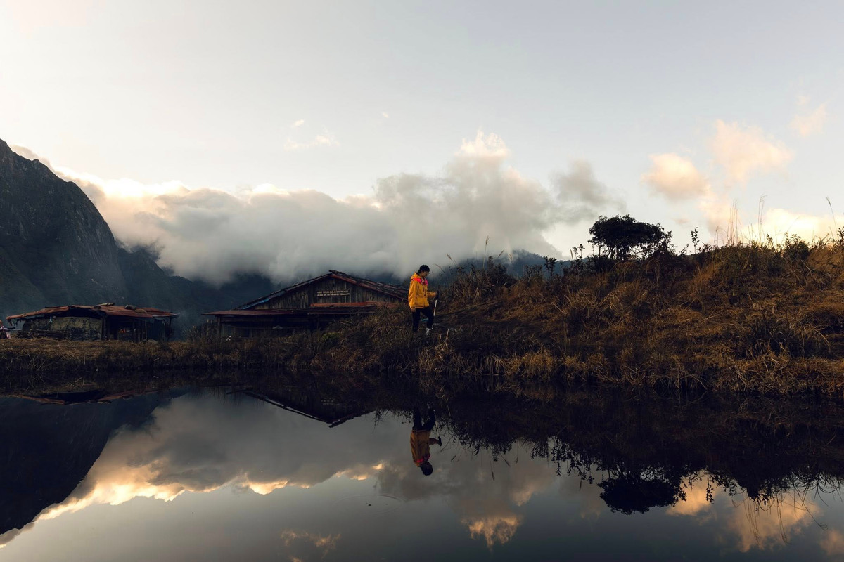 Ngày thứ hai mở ra cơ hội đón bình minh tuyệt đẹp trên núi Muối. Du khách có thể leo từ 5:30–6:00 giờ, núi Muối cách lán khoảng 15 phút đi bộ. Sau khi ngắm bình minh, ăn sáng xong, hành trình chinh phục đỉnh Ky Quan San bắt đầu, chỉ mang theo nước và áo mưa để nhẹ chân.