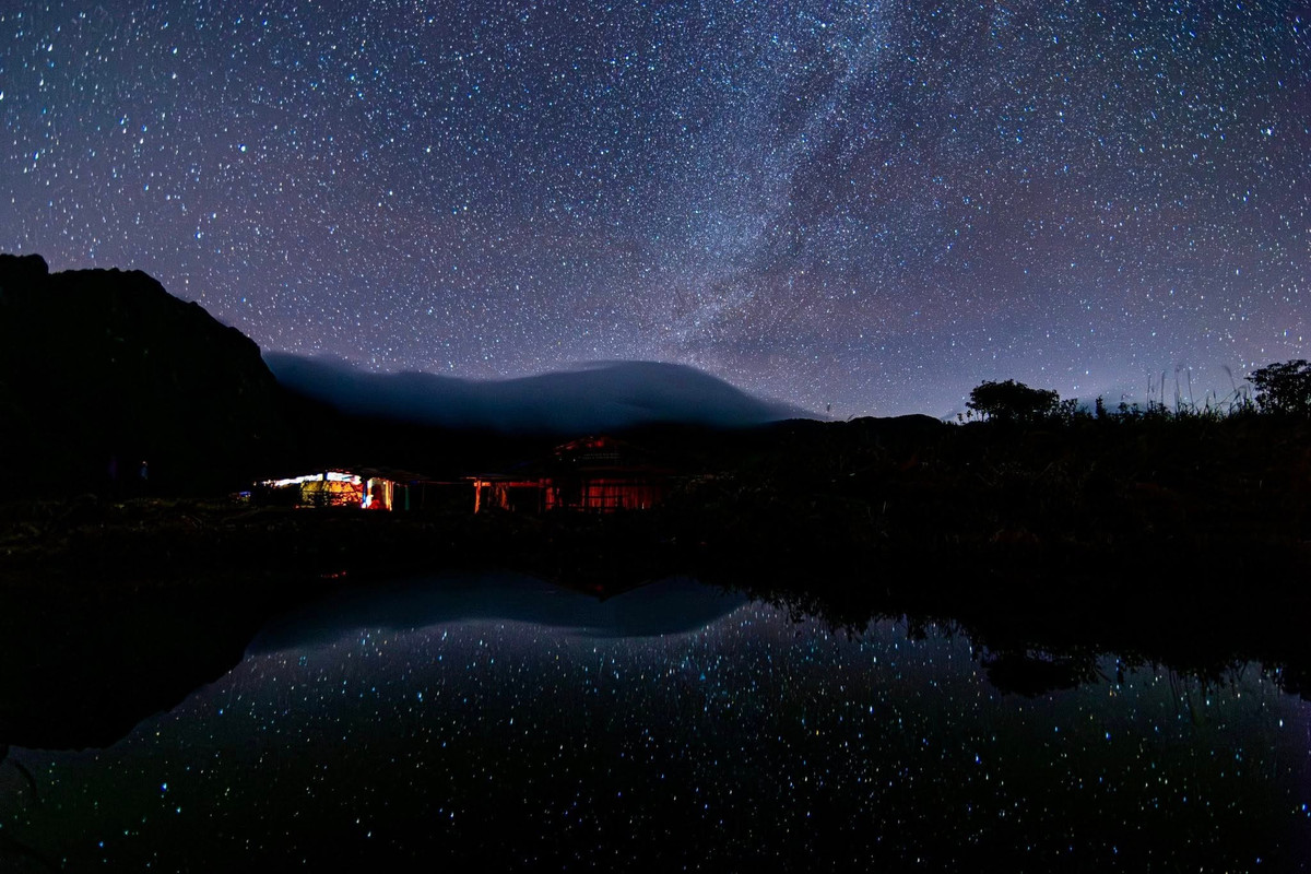 Đây là cung đường đẹp nhất trong toàn bộ hành trình: băng qua “sống lưng khủng long” kỳ vĩ, dạo bước trên bình nguyên cỏ xanh nơi đàn trâu, dê nhẩn nha gặm cỏ, rồi lạc vào khu rừng rêu ma mị, phủ sương trắng khi gần đến đỉnh. Sau 4–5 giờ nỗ lực, đỉnh núi hiện ra, và cảm giác đứng trên 3.046 m, nhìn biển mây bồng bềnh, khiến mọi gian nan trước đó tan biến.