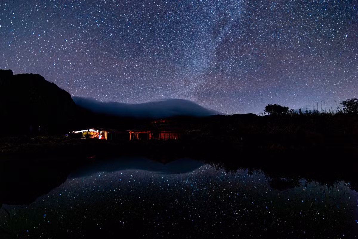 Đây là cung đường đẹp nhất trong toàn bộ hành trình: băng qua “sống lưng khủng long” kỳ vĩ, dạo bước trên bình nguyên cỏ xanh nơi đàn trâu, dê nhẩn nha gặm cỏ, rồi lạc vào khu rừng rêu ma mị, phủ sương trắng khi gần đến đỉnh. Sau 4–5 giờ nỗ lực, đỉnh núi hiện ra, và cảm giác đứng trên 3.046 m, nhìn biển mây bồng bềnh, khiến mọi gian nan trước đó tan biến.