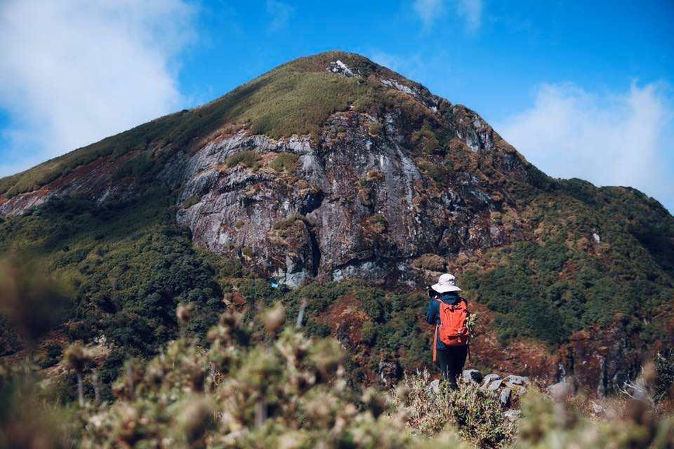 Để hành trình thuận lợi, du khách nên xuất phát ngày đầu tiên trước 10 giờ sáng. Sau khoảng 2 giờ leo qua các con dốc ruộng bậc thang, đến khoảng 12 giờ, du khách có thể nghỉ trưa tại một khoảng rừng trúc ven đường. Buổi chiều, đường đi tiếp tục băng qua rừng rậm, suối thác, thung lũng, trảng cỏ xanh và những con dốc cao, nhưng khung cảnh ngoạn mục ven đường sẽ khiến mọi mệt mỏi tan biến.