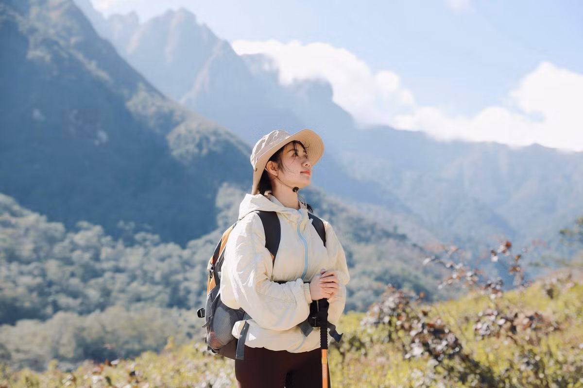 Tên núi Muối bắt nguồn từ việc ngày xưa người dân rải muối cho dê ăn, khiến đàn dê quanh quẩn trên đồi. Lán núi Muối là một trong những lán đẹp nhất, nằm giữa thung lũng với hồ nước nhỏ phản chiếu mây trời, xích đu, ghế gỗ check-in và đỉnh chóp để chụp ảnh. Dịch vụ lán bao gồm tắm nước nóng (50.000 đồng/lượt), bán bia, nước ngọt và sức chứa có thể lên đến 100 người cùng lúc. Một điểm thú vị là nếu may mắn, du khách sẽ gặp một vài chú chó chân núi theo chân suốt hành trình, vừa làm bạn đồng hành vừa hướng dẫn đường.