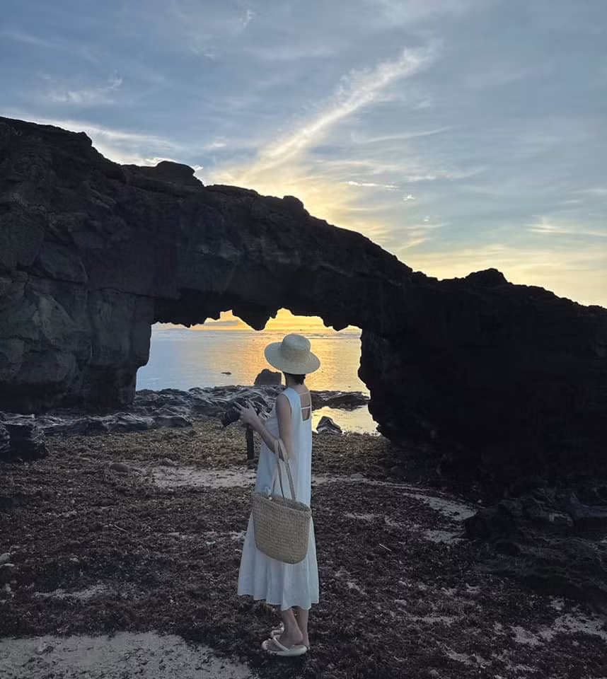 Nhiều cặp đôi còn lựa chọn Cổng Tò Vò để ghi lại bộ ảnh cưới, xem đó như một lời hẹn ước gắn bó giữa đất trời và biển cả. Với những ai yêu nhiếp ảnh, nơi đây thực sự là “thiên đường ánh sáng” để săn về những bức hình nghệ thuật. Ảnh Thu Thảo