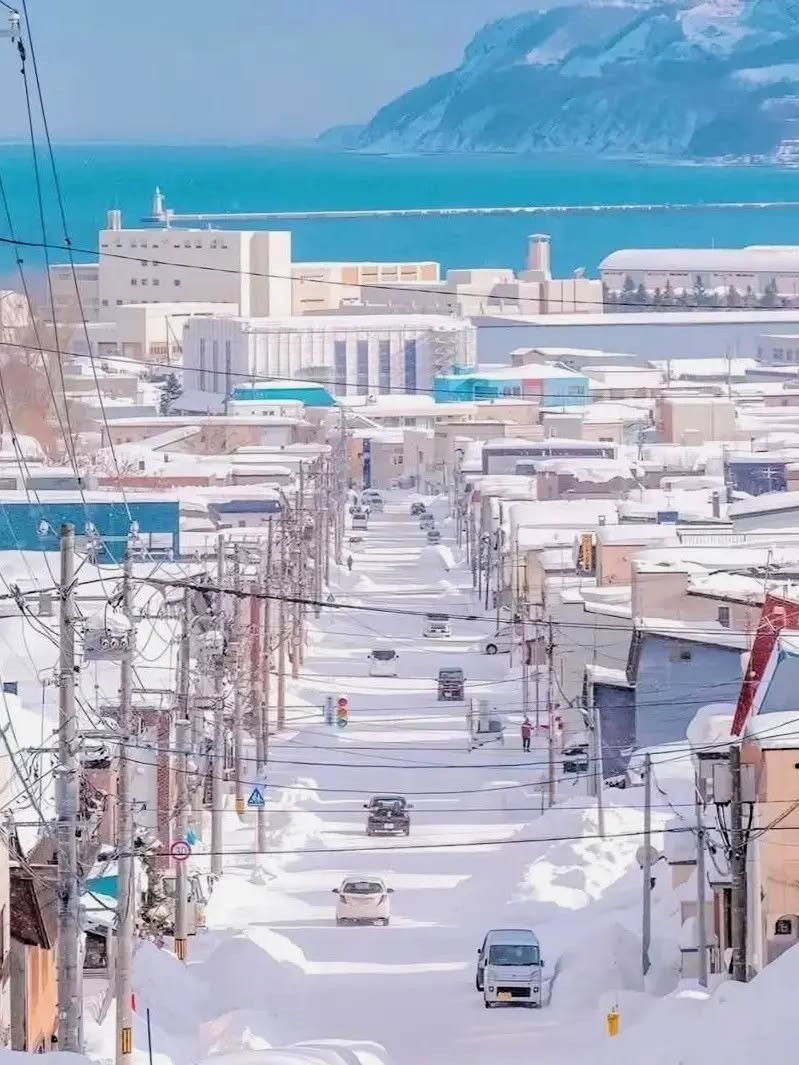 Giữa nền nhiệt xuống thấp, trải nghiệm được nhiều du khách ưa chuộng nhất chính là tắm onsen. Khu vực Noboribetsu nơi có thung lũng địa nhiệt rộng lớn, và Jozankei nằm gần Sapporo, đều cung cấp hệ thống onsen phong phú với bồn tắm ngoài trời giúp du khách vừa ngâm mình thư giãn vừa ngắm tuyết rơi. Nước khoáng nóng tự nhiên giàu khoáng chất tại đây được cho là giúp giảm căng thẳng, tái tạo năng lượng sau các hoạt động ngoài trời. Ảnh Vietrantour