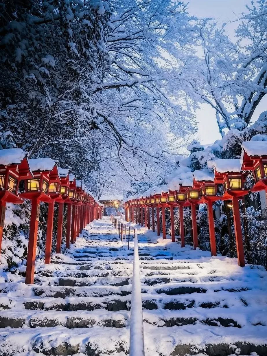 Sức hút của Hokkaido mùa đông không chỉ đến từ khung cảnh thiên nhiên mà còn nằm ở các hoạt động đặc trưng. Tiêu biểu nhất là Lễ hội tuyết Sapporo diễn ra vào tháng 2 hàng năm, thu hút hàng triệu lượt khách quốc tế. Tại đây, những tác phẩm điêu khắc bằng băng và tuyết được trưng bày trên các trục phố chính, từ mô hình kiến trúc nổi tiếng đến nhân vật hoạt hình. Ảnh Vietrantour