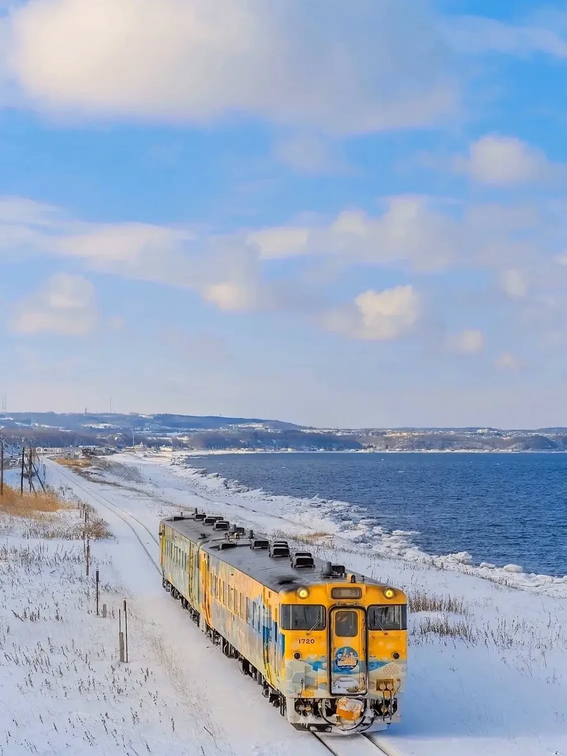 Mỗi mùa đông đến, hòn đảo Hokkaido ở cực Bắc Nhật Bản lại trở thành một trong những điểm đến hấp dẫn nhất châu Á. Với tuyết rơi dày đặc, không khí lạnh trong trẻo và cảnh quan thiên nhiên rộng lớn phủ trắng, nơi đây được du khách ví như “thiên đường tuyết” trong những tháng cuối năm. Ảnh Vietrantour