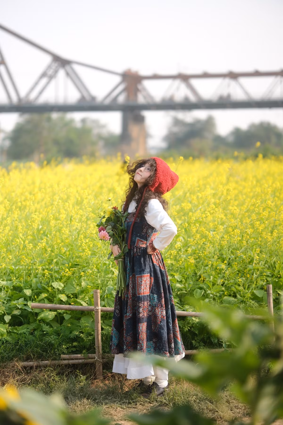 Ngoài sắc vàng chủ đạo, bến hoa còn được tô điểm bởi những thảm hoa cánh bướm mỏng manh và hoa thược dược kiêu sa, tạo nên một quần thể cảnh quan đô thị rực rỡ sắc màu. Ảnh Nguyen Thuong