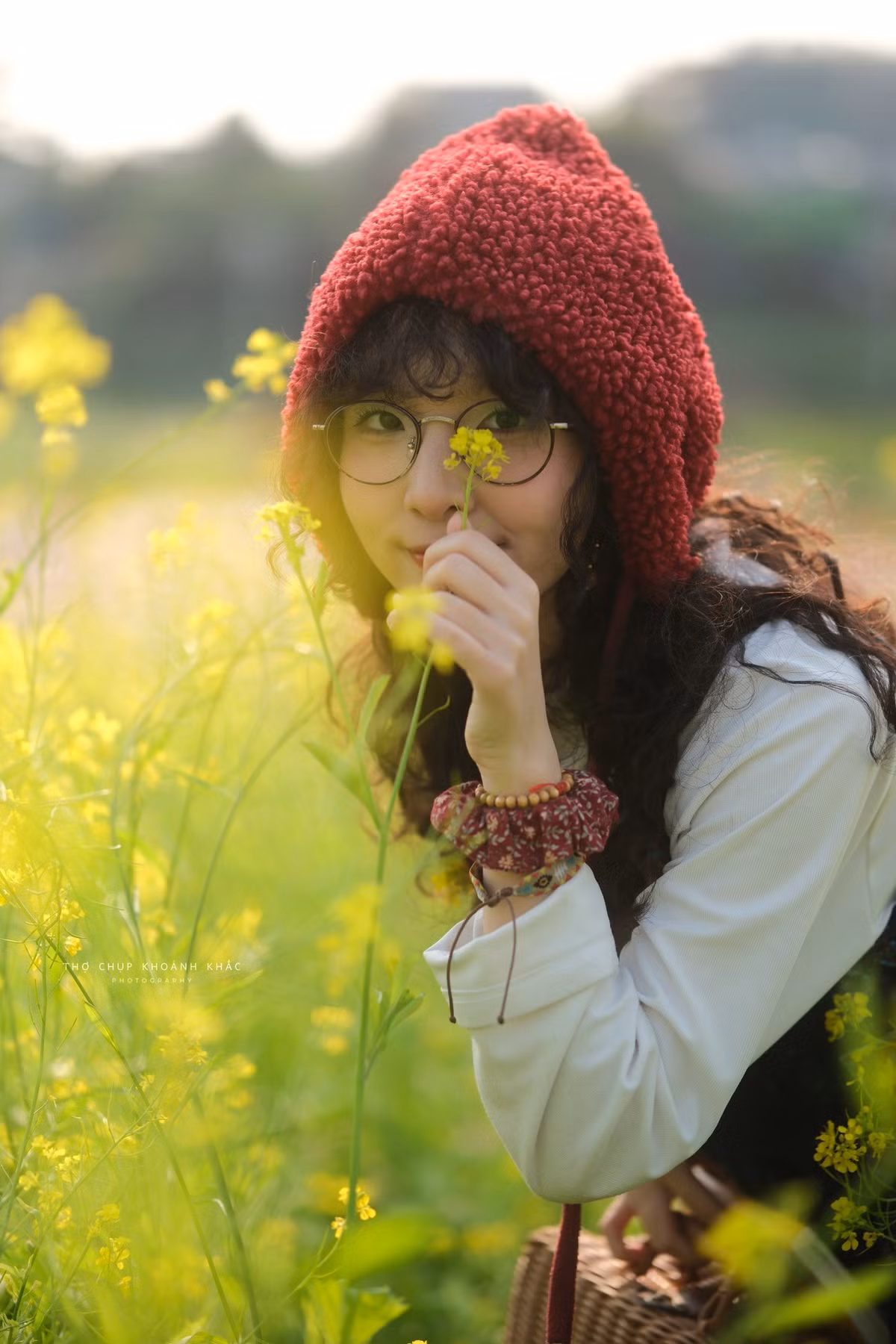 Nhiều bạn trẻ chọn cho mình những bộ trang phục mang phong cách vintage, boho hay áo dài truyền thống để lưu lại những khoảnh khắc thanh xuân bên cánh đồng hoa. Ảnh Nguyen Thuong