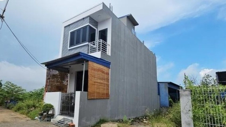 Căn nhà 2 tầng ông Đỗ Văn Hữu xây dựng trên đất của bà Trần Thị Kim Loan. Ảnh: N.H.