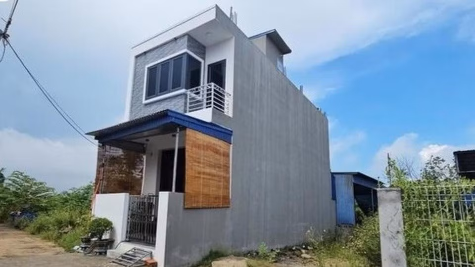 Căn nhà 2 tầng ông Đỗ Văn Hữu xây dựng trên đất của bà Trần Thị Kim Loan. Ảnh: N.H.