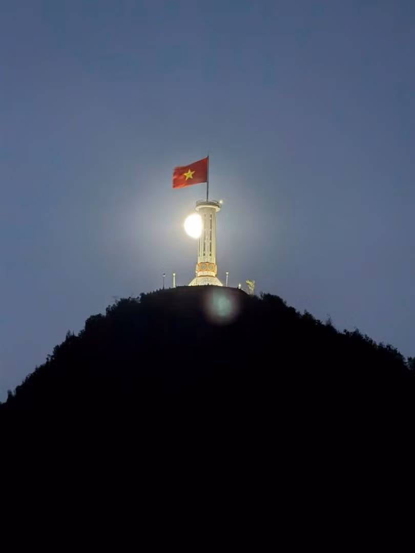 Cảnh sắc nơi đây không chỉ mang đến vẻ đẹp tự nhiên mà còn gợi lên trong lòng mỗi người những cảm xúc sâu lắng về Tổ quốc, về những người lính nơi biên cương ngày đêm canh giữ biên giới. Ảnh H.H