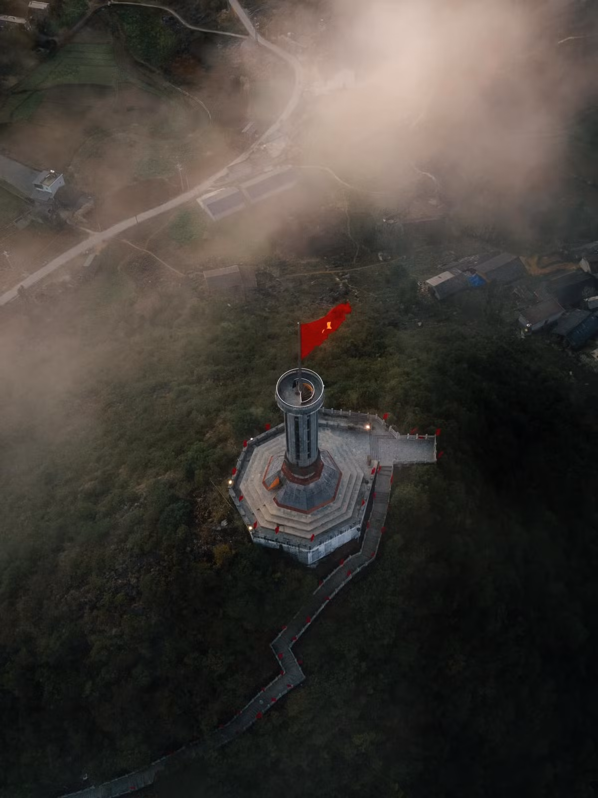 Dù Lũng Cú nổi bật với cảnh sắc thiên nhiên tuyệt đẹp, nơi những đỉnh núi cao vút, những cánh đồng xanh mướt trải dài, nhưng điều làm nên sức hấp dẫn của vùng đất này chính là những câu chuyện lịch sử hào hùng và những con người giản dị, thân thiện. Ảnh Hồ Anh Quân