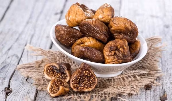 Quả sung khô cung cấp lượng chất xơ đáng kể, giúp hệ tiêu hóa hoạt động hiệu quả hơn và gián tiếp hỗ trợ gan. Bên cạnh đó, sung còn chứa các hợp chất chống oxy hóa và enzyme tự nhiên, có thể hỗ trợ quá trình phân giải và đào thải độc tố. Ảnh minh họa