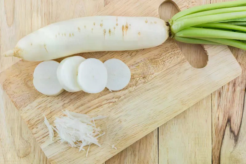 Củ cải trắng giàu vitamin C và dầu mù tạt tự nhiên, hỗ trợ tiêu hóa, tăng miễn dịch và có tác dụng chống viêm nhẹ. Một bát canh củ cải nóng hổi giúp làm dịu cổ họng, giảm ho và phù hợp với người trung niên cần kiểm soát cân nặng nhờ lượng calo thấp. Ảnh minh họa