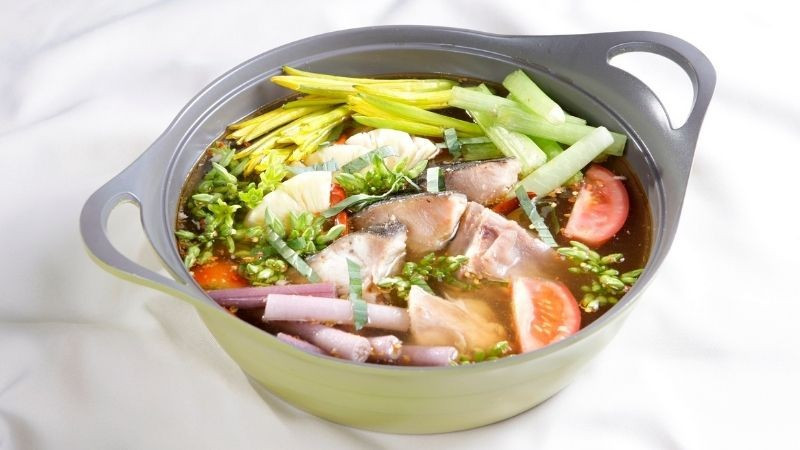 Có thể thấy, cá mè là thực phẩm giàu dinh dưỡng nhưng không phù hợp với tất cả mọi người. Việc lựa chọn và sử dụng cá mè cần dựa trên tình trạng sức khỏe cụ thể của từng cá nhân. Để đảm bảo an toàn, những người có bệnh lý nền nên tham khảo ý kiến bác sĩ hoặc chuyên gia dinh dưỡng trước khi đưa cá mè vào thực đơn hằng ngày. Ảnh minh họa