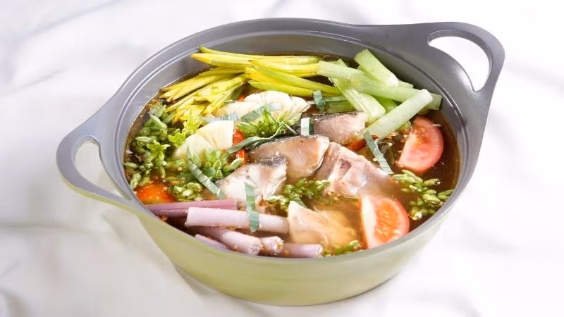 Có thể thấy, cá mè là thực phẩm giàu dinh dưỡng nhưng không phù hợp với tất cả mọi người. Việc lựa chọn và sử dụng cá mè cần dựa trên tình trạng sức khỏe cụ thể của từng cá nhân. Để đảm bảo an toàn, những người có bệnh lý nền nên tham khảo ý kiến bác sĩ hoặc chuyên gia dinh dưỡng trước khi đưa cá mè vào thực đơn hằng ngày. Ảnh minh họa